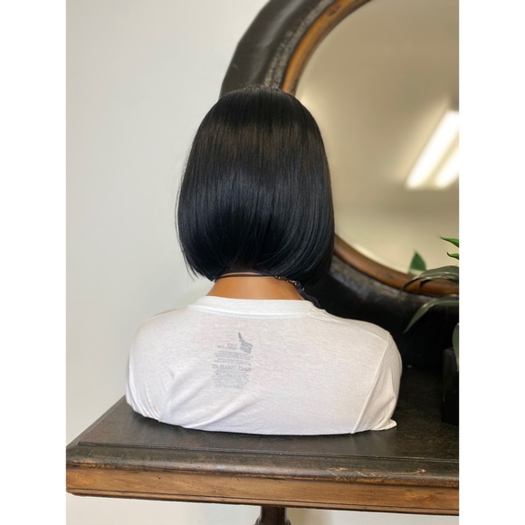 17. LYNSEY | BLACK BLUNT CUT DEEP 4” T PART LACE FRONT WIG BOB - Picture 4 of 6